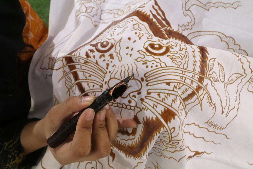 Perajin membatik pada kain katun saat pameran batik di Kediri Town Square, Kota Kediri, Jawa Timur, Sabtu (2/10/2021). Batik telah menginspirasi pengembangan motif dunia. 