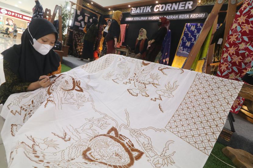 Perajin membatik pada kain katun saat pameran batik di Kediri Town Square, Kota Kediri, Jawa Timur, Sabtu (2/10/2021). Pemerintah daerah setempat menfasilitasi pelaku Usaha Mikro Kecil Menengah (UMKM) batik memamerkan produknya di pusat perbelanjaan guna meningkatkan penjualan batik sebagai upaya pemulihan perekonomian saat pandemi COVID-19.