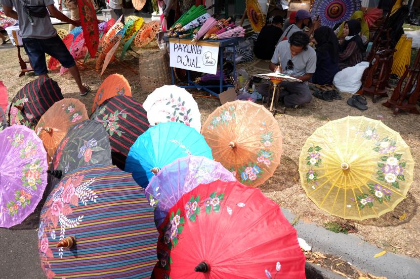 Perajin payung hias di Solo. BI menyatakan, digitalisasi bawa UMKM tembus pasar ekspor.