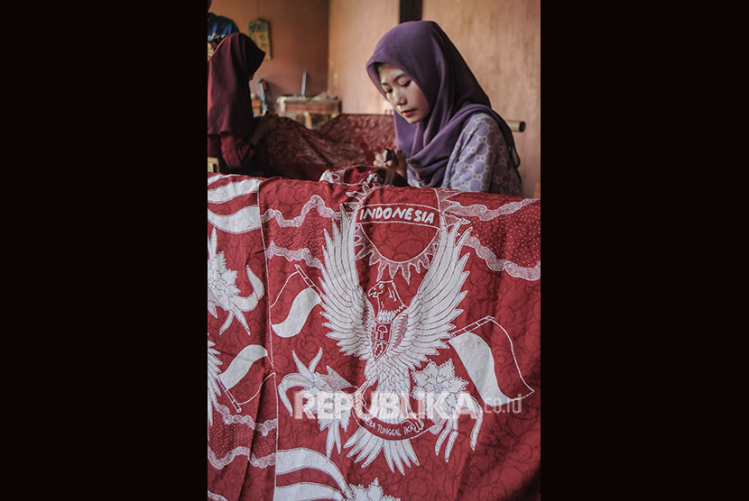 Perajin membuat batik bercorak lambang negara Garuda Indonesia di Padepokan Batik Failasuf, di Kabupaten Pekalongan, Jawa Tengah, Jumat (1/6).