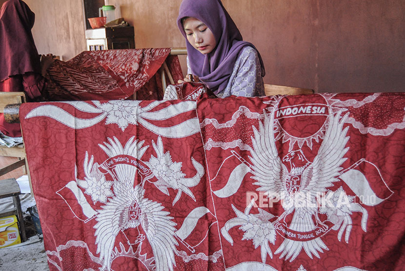Batik Pekalongan. ASN di Pekalongan, Jawa Tengah, setiap Jumat mengenakan sarung batik untuk mendukung perajin batik sekaligus mencerminkan 