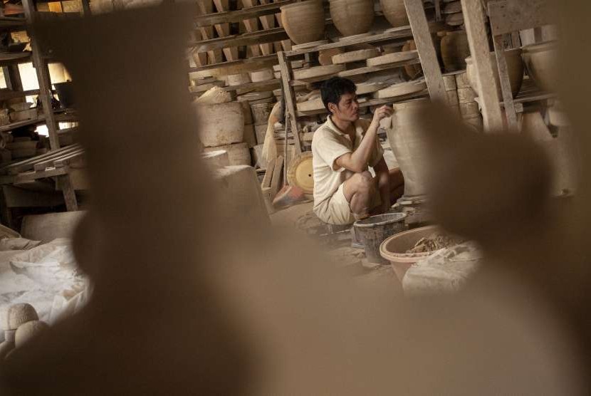 Perajin membuat keramik hias tradisional di sentra industri keramik di Kiaracondong, Bandung, Jawa Barat, Senin (13/8). Harga gas industri yang tinggi akan menyebabkan matinya usaha industri kecil seperti keramik.