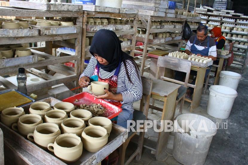 Perajin membuat keramik untuk dijual ke berbagai kota, di sentra industri keramik Tlogomas, Malang, Jawa Timur, Rabu (9/2/2022). Kementerian Perindustrian (Kemenperin) mengusulkan kebijakan domestic market obligation (DMO) gas bumi.