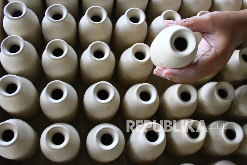 Perajin membuat keramik untuk dijual ke berbagai kota, di sentra industri keramik Tlogomas, Malang, Jawa Timur, Rabu (9/2/2022). 