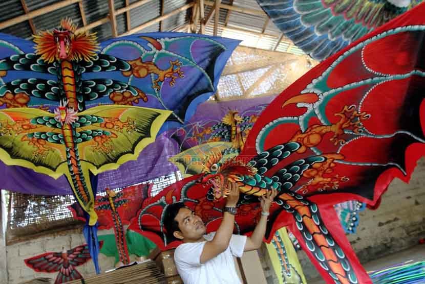 Perajin membuat layang-layang tradisional Bali di Ubud, Gianyar, Bali, Jumat (10/10).  (Republika/ Yasin Habibi)