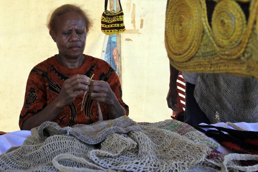 Perajin membuat noken (tas khas Papua). Pemilu dengan sistem noken telah dilaksanakan di Papua sejak Penentuan Pendapat Rakyat (PEPERA) tahun 1969.