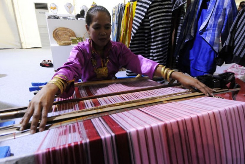 Perajin memeragakan pembuatan kain tenun tradisional khas Pulau Buton dalam pameran Indonesia Creative Power 2013 di Epicentrum Kuningan, Jakarta, Rabu (27/11). Kementerian Pariwisata dan Eonomi Kreatif (Kemenparekraf) mengungkapkan sektor ekonomi kreatif 