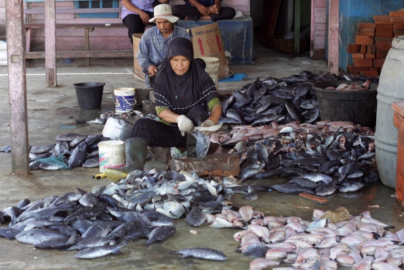 Perajin memisahkan kulit ikan kambing-kambing di rumah industri ikan asin. Badan Pusat Statistika (BPS) Jatim mencatat industri pengolahan mengalami pertumbuhan tertinggi.