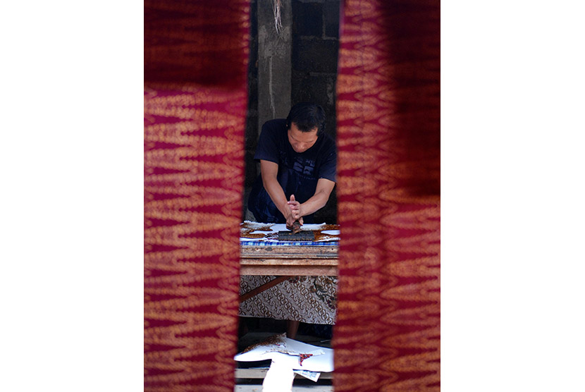 Perajin memproduksi batik cap di salah satu rumah produksi batik di Ungaran, Kabupaten Semarang, Jawa Tengah, Senin (4/1).