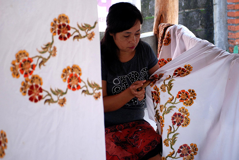 Perajin memproduksi batik tulis di salah satu rumah produksi batik di Ungaran, Kabupaten Semarang, Jawa Tengah, Senin (4/1).
