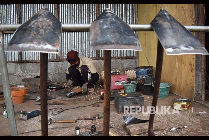 Perajin memproduksi cangkul di salah satu rumah industri di Ambarawa, Kabupaten Semarang, Jawa Tengah, Rabu (10/1). Alat pertanian dan alat pertukangan, seperti cangkul dan sabit hasil produksi perajin setempat dipasarkan seharga Rp100.000 -Rp250.000 per unit ke sejumlah daerah. 