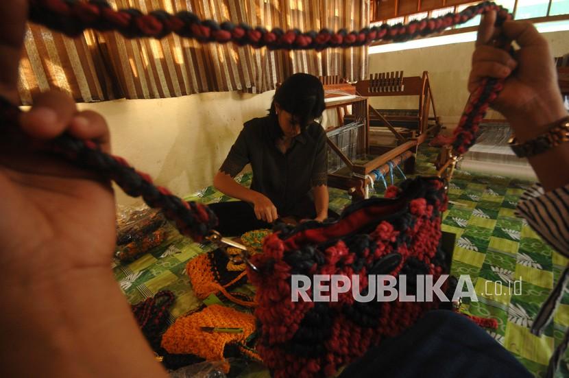 Perajin memproduksi kerajinan tas di Desa Muntoi, Kab. Bolaang Mongondouw, Sulawesi Utara, Kamis (9/9). PT Bank Permata Tbk berencana meningkatkan bisnis ritel di Indonesia. 