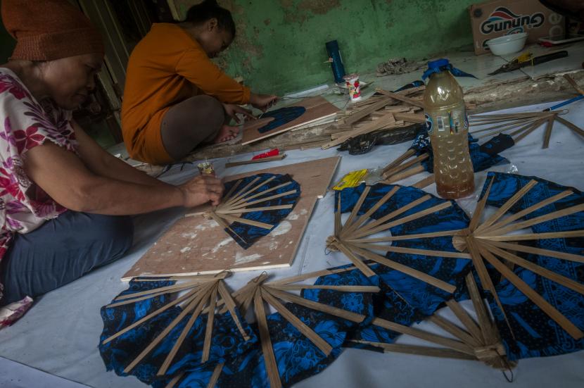 Perajin memproduksi kipas lipat batik lomar Suku Badui di Rangkasbitung, Lebak, Banten, Selasa (18/10/2022) (ilustrasi).