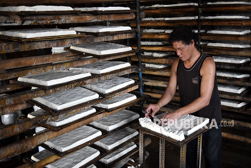 Perajin memproduksi tahu dengan menggunakan kedelai impor di salah satu industri di Gebugan, Kabupaten Semarang, Jawa Tengah