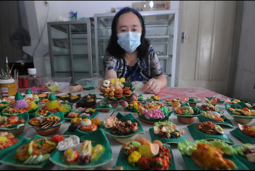 Perajin menata hiasan kulkas bertema makanan khas Indonesia di Salatiga, Jawa Tengah, Kamis (11/11/2021). Kerajinan berbahan tepung makanan tersebut dijual dari harga Rp12 ribu hingga Rp75 ribu per unit.