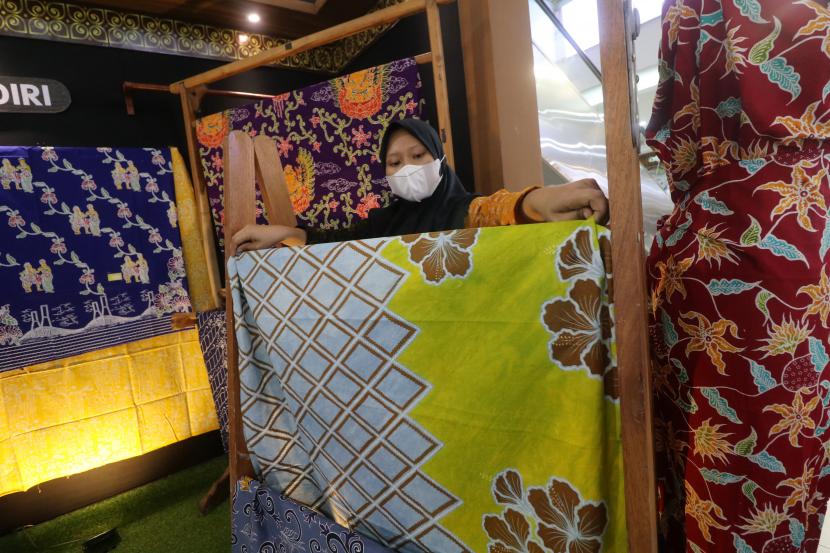 Perajin menata kain batik yang dipamerkan di Kediri Town Squer, Kota Kediri, Jawa Timur, Sabtu (2/10/2021). Kementerian Keuangan mencatatkan realisasi dana pemulihan ekonomi (PEN) bagi UMKM dan korporasi sebesar Rp 68,35 triliun per 17 September 2021.