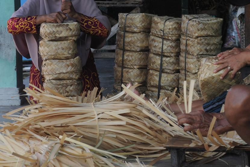 Perajin menata kerajinan besek, ilustrasi. Pemerintah Kota Depok di Provinsi Jawa Barat meminta panitia pelaksanaan ibadah kurban tidak menggunakan kantong plastik sekali pakai untuk membagikan daging hewan kurban kepada warga.