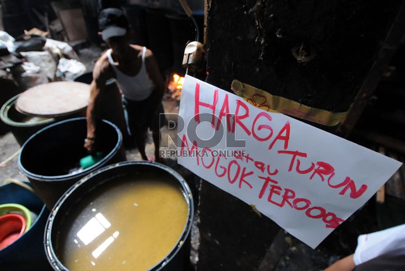  Perajin menata peralatan pembuatan tempe yang tidak digunakan akibat aksi mogok di sentra pembuatan tempe Utan Panjang, Jakarta, Senin (9/9).    (Republika/Aditya Pradana Putra)