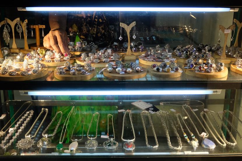 Perajin menata perhiasan saat Pameran IKM Bali Bangkit di Denpasar, Bali, Senin (19/9/2022). Harga emas menguat pada akhir perdagangan Senin (9/1/2023), memperpanjang keuntungan untuk sesi kedua berturut-turut.