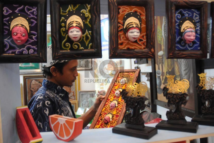  Perajin menata sejumlah hasil kerajinan yang dijual dalam pameran kerajinan Inacraft 2013 di Jakarta Convention Center (JCC), Jakarta, Rabu (24/4).  (Republika/Aditya Pradana Putra)