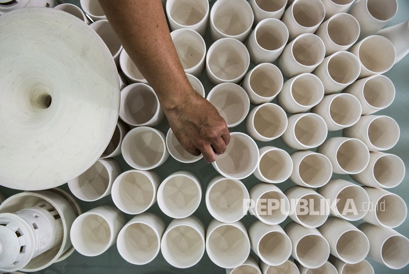 Perajin menata sejumlah keramik tanah liat buatan produsen lokal. (ilustrasi)