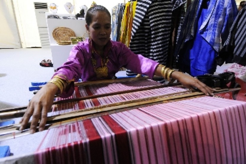 Perajin menenun kain tenun khas Pulau Buton.