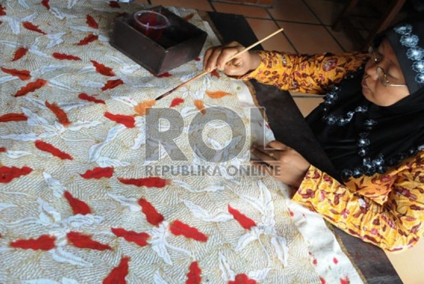Perajin mengerjakan pembuatan batik khas Madura di Bangkalan, Pulau Madura, Jawa Timur. (Republika/Aditya Pradana Putra)