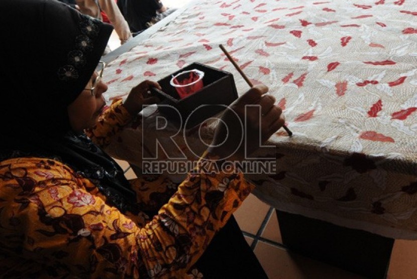 Perajin mengerjakan pembuatan batik khas Madura di Bangkalan, Pulau Madura, Jawa Timur, Jumat (31/5). (Republika/Aditya Pradana Putra)