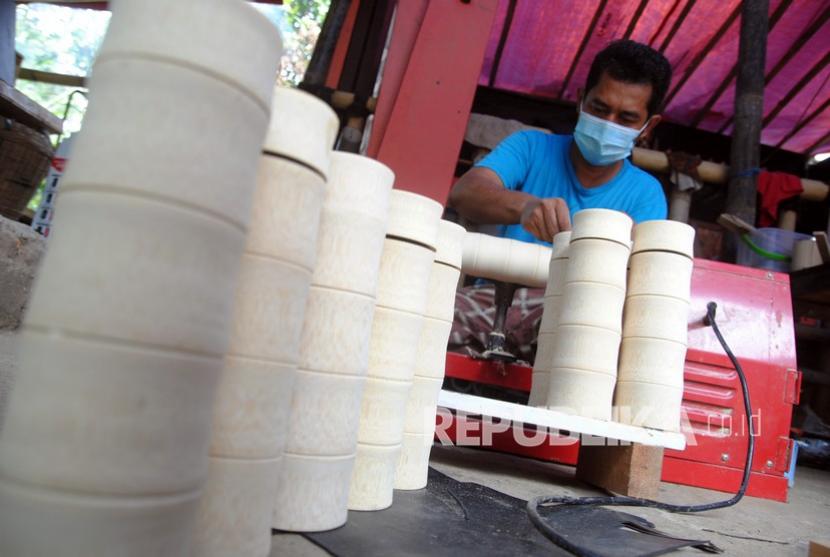 Perajin mengerjakan pembuatan tempat minum (tumbler) dari bahan bambu yang telah di ekspor ke negara Jerman di MQ Art Bamboo, Kelurahan Situgede, Kota Bogor, Jawa Barat, Senin (6/9). Otoritas Jasa Keuangan (OJK) mengeluarkan empat kebijakan mendorong pengembangan UMKM berbasis digital.