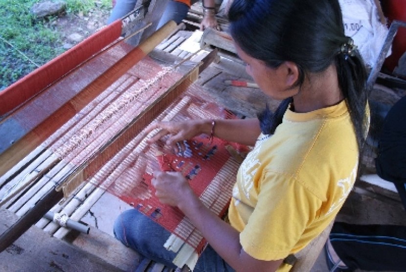 Perajin mengerjakan tenun rangrang khas Bali.