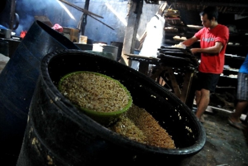 Perajin mengolah kedelai untuk dijadikan tempe di kawasan Senen, Jakarta.
