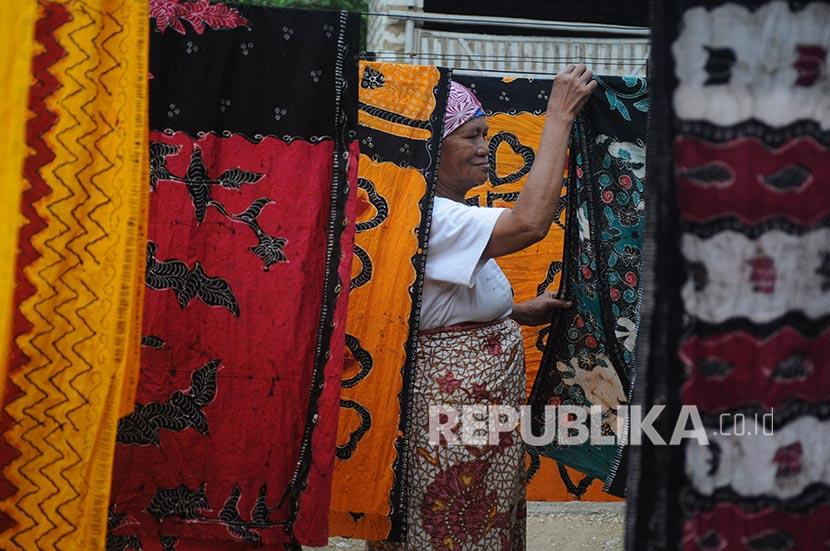 Perajin menjemur batik yang sudah diberi warna di Desa Klampar, Pamekasan, Jawa Timur (ilustrasi).