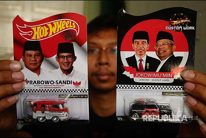 Perajin menunjukkan mobil mainan diecast Hotwheels yang dimodifikasi bergambar pasangan calon presiden di Desa Singocandi, Kudus, Jawa Tengah, Jumat (5/10). Mobil mainan jenis 