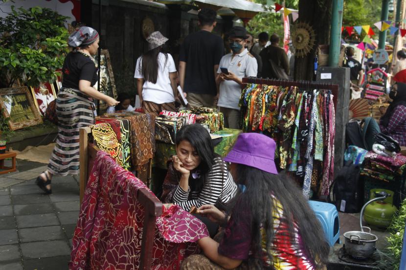 Perajin menunjukkan proses pembuatan batik kreasi saat pameran UMKM seni Solo Art Market (SAM) di kawasan Ngarsopuro, Solo, Jawa Tengah, Sabtu (23/4/2022). Penyaluran kredit kepada Usaha Mikro Kecil dan Menengah (UMKM) oleh Bank Mandiri Area Solo hingga April 2022 mencapai Rp 80,8 miliar.