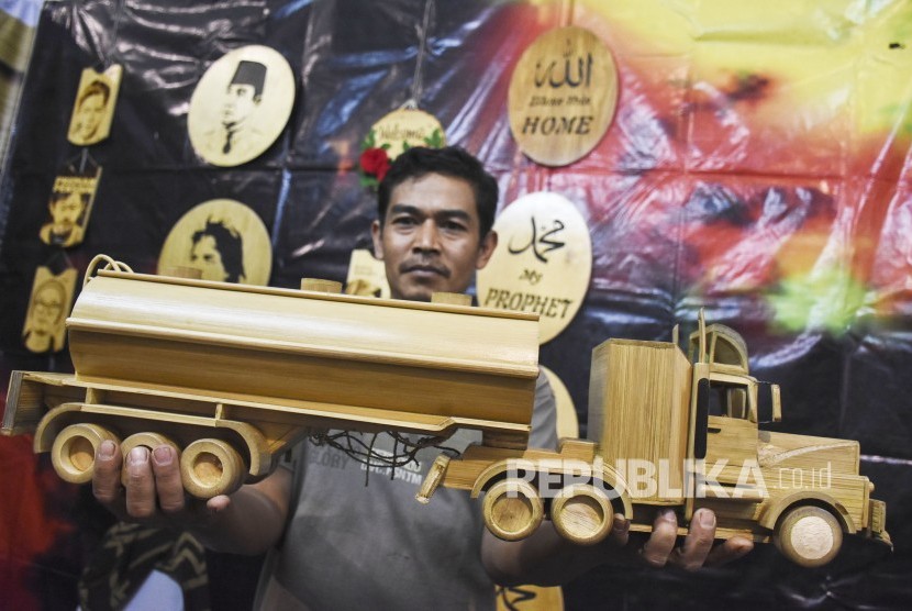 Perajin menunjukkan salah satu produk di stand Bamboo Art Indonesia pada Pameran UMKM di area Komplek Perkantoran Pemda Kabupaten Bandung Barat, Rabu (19/6).