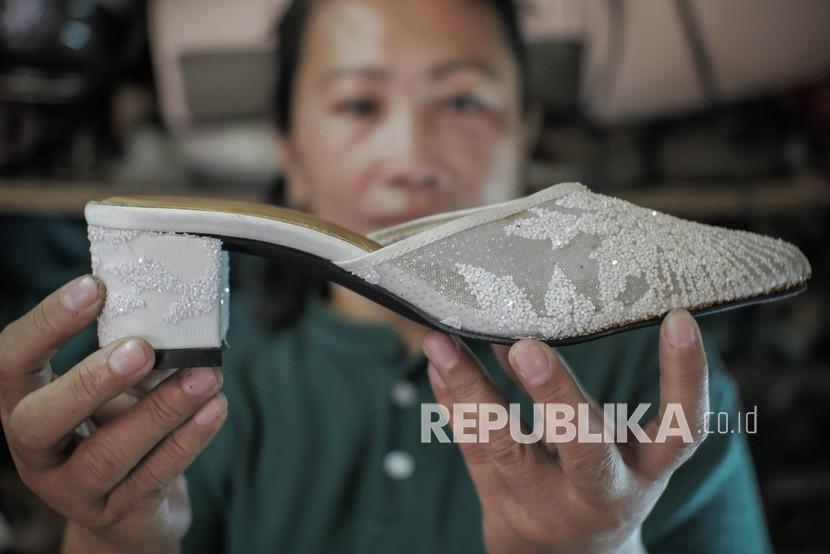 Perajin menunjukkan sepatu buatannya di kawasan Setiabudi, Jakarta, Jumat (23/10/2020). Pemerintah kembali memberikan Bantuan bagi Pelaku Usaha Mikro (BPUM) pada tahun ini. 