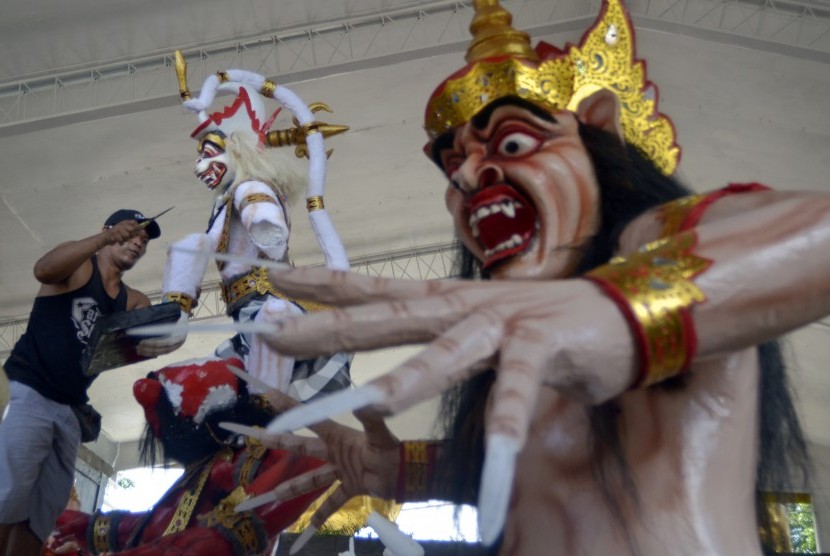 Perajin menyelesaikan beberapa Ogoh-Ogoh atau boneka raksasa untuk menyambut Hari Raya Nyepi. Akibat corona perayaan nyepi di Jakarta tahun ini berlangsung secara terbatas.