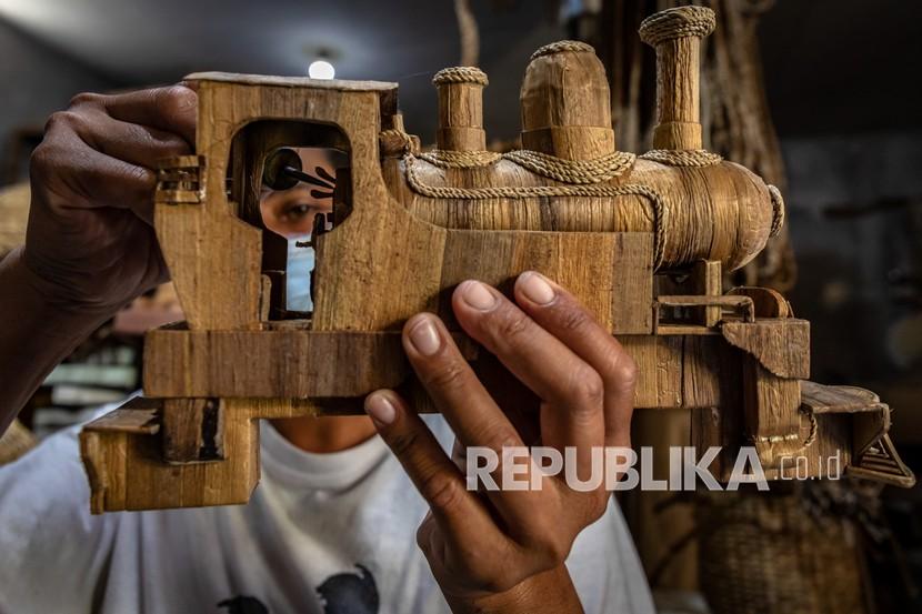 Perajin menyelesaikan kerajinan cenderamata miniatur kereta uap dari tanaman eceng gondok (Eichornia crassipes) di rumah produksi Syarina Handicraft, Desa Kebondowo, Kecamatan Banyubiru, Kabupaten Semarang, Jawa Tengah, Kamis (15/4). Pemerintah menyatakan pelaku UMKM memiliki peran yang luar biasa penting di dalam perekonomian Indonesia. 