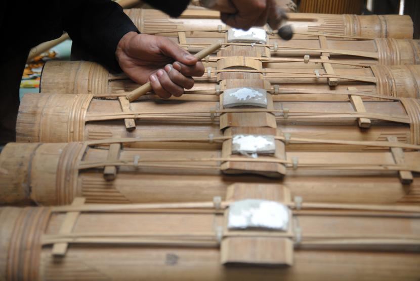 Perajin menyelesaikan pembuatan alat musik tradisional dari bambu (ilustrasi). Pemerintah Kabupaten (Pemkab) Ngada, Nusa Tenggara Timur (NTT) memanfaatkan potensi bambu. Pemerintah Kabupaten (Pemkab) Ngada, Nusa Tenggara Timur (NTT) memanfaatkan potensi bambu.