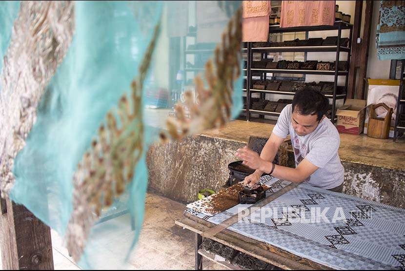 Perajin menyelesaikan pembuatan batik di salah satu pusat kerajinan batik di Bandung, Jawa Barat, Rabu (8/8). Kemenperin mencatat nilai ekspor batik dan produk batik pada tahun 2017 mencapai 58,46 juta Dolar AS atau setara Rp820,4 miliar dengan pasar utama Jepang, Amerika Serikat dan Eropa.