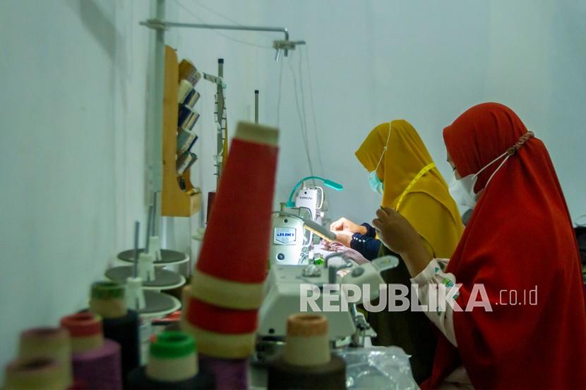 PT Pupuk Kujang mendampingi masyarakat sekitar perusahaan memanfaatkan limbah kain perca konveksi menjadi kain majun.