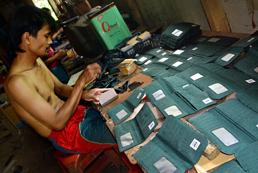 Perajin menyelesaikan pembuatan dompet di Warunggunung, Lebak, Banten, Ahad (16/12). Komite Kebijakan Pembiayaan Bagi UMKM menetapkan plafon kredit usaha rakyat (KUR) untuk 2019 mencapai Rp 140 triliun.