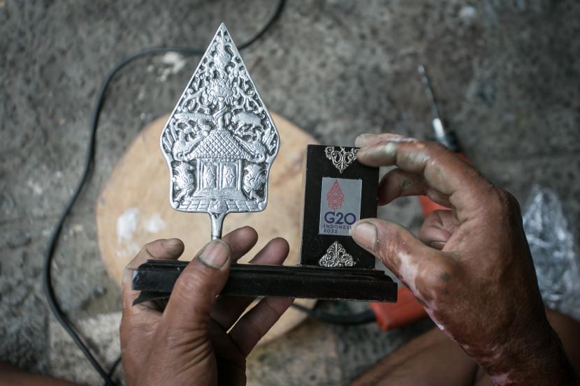 Perajin menyelesaikan pembuatan kerajinan wayang di Suryo Art Galeri, Kampung Purbayan, Baki, Kabupaten Sukoharjo, Jawa Tengah, Kamis (8/9/2022). Kerajinan vandel wayang berbahan logam dan kayu tersebut terpilih sebagai salah satu suvenir resmi KTT G20 Bali 
