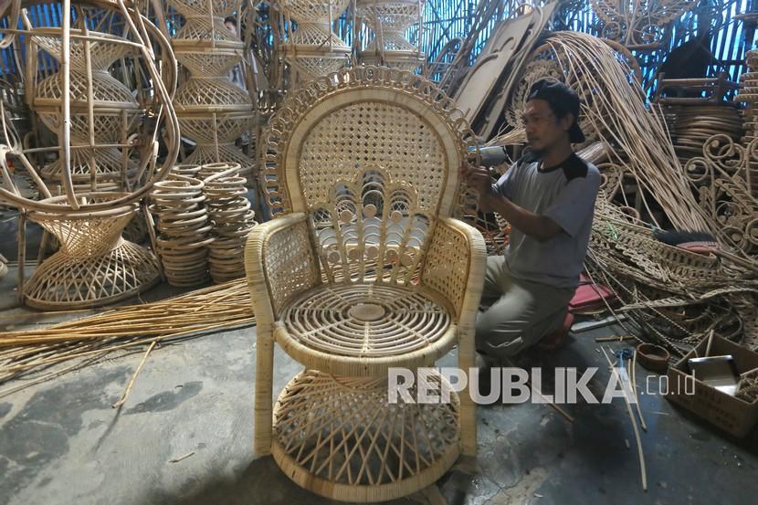 Perajin menyelesaikan pembuatan kursi rotan di Desa Bodesari, Plumbon, Kabupaten Cirebon.