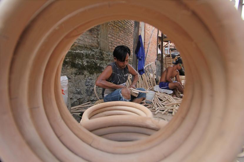 Perajin menyelesaikan pembuatan kursi rotan di Kapetakan, Cirebon, Jawa Barat.