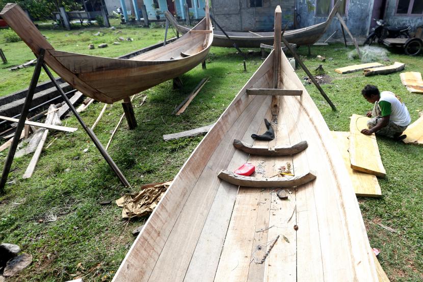Perajin menyelesaikan pembuatan perahu di Gampong Lam Awe, Aceh Besar, Aceh, Selasa (17/5/2022). Pemerintah berencana untuk menaikkan tarif listrik bagi pelanggan di atas 3.000 VA.