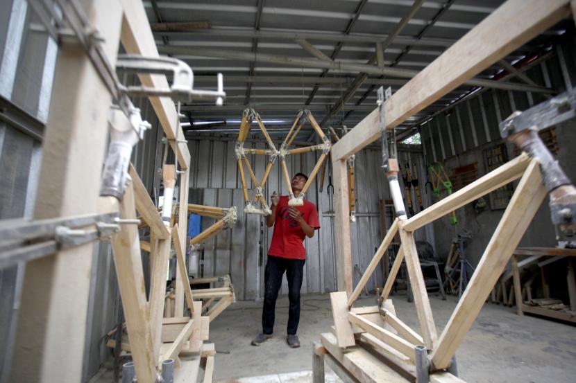 Perajin menyelesaikan pembuatan sepeda bambu (ilustrasi). Pemerintah Provinsi NTT menyiapkan produk sepeda bambu sebagai cenderamata yang akan diberikan kepada tamu yang mengikuti KTT ASEAN 2023 di Labuan Bajo.