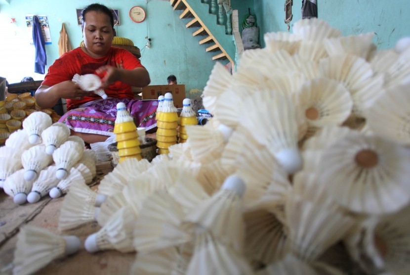 Perajin menyelesaikan pembuatan shuttlecock di rumah produksi di Serengan, Solo, Jawa Tengah.