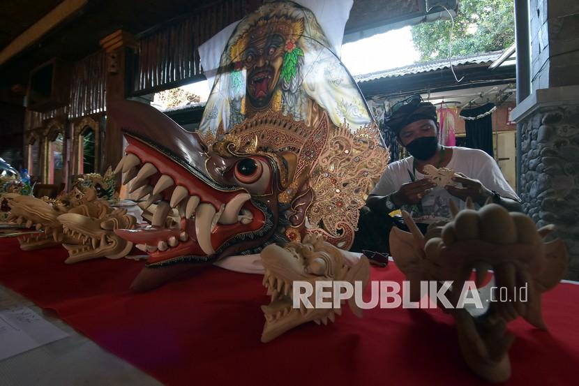 Perajin menyelesaikan pembuatan topeng layangan janggan (ilustrasi). Paralel dengan pariwisata, sektor ekonomi kreatif di Bali juga didorong guna mempercepat pemulihan ekonomi Bali.