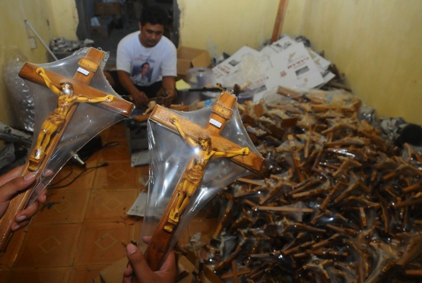 Perajin menyelesaikan proses pembuatan kerajinan miniatur salib Yesus di Dengkeng, Wedi, Klateng, Jawa Tengah, Kamis (24/3). 